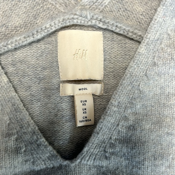 H&M WOMEN WOOL GREY V-NECK WINTER SWEATER - Picture 2 of 5